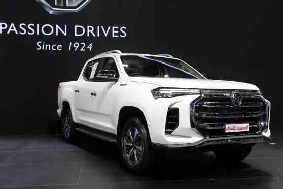 2021 MG Extender pick-up revealed with mother of all grilles image