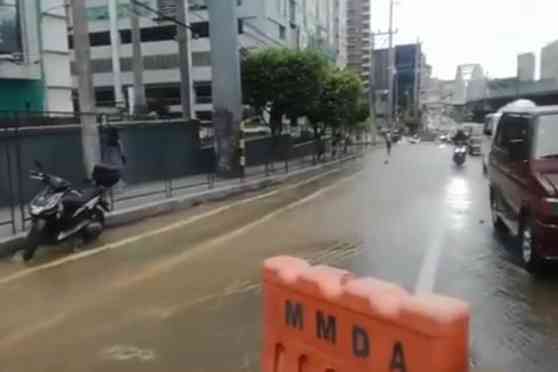 Broken Manila Water pipe turns EDSA into a river image