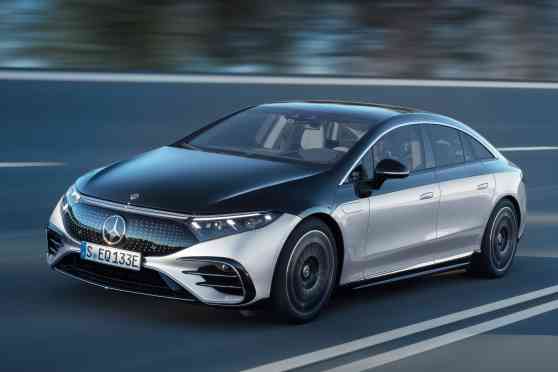 Mercedes-Benz plugs into the future with the 2022 EQS image
