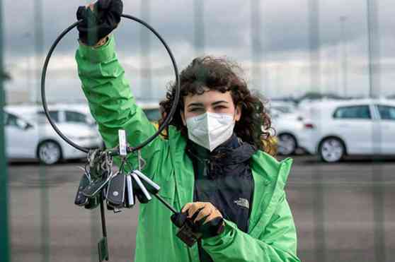 Greenpeace activists steal keys to over 1,000 VW vehicles image