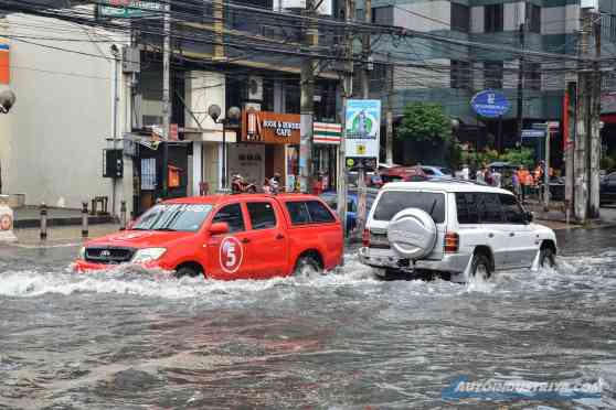 Red Flags: 8 signs that you shouldn't drive through that flood image