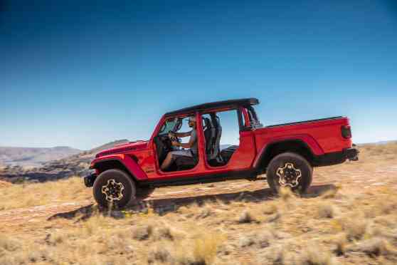 Trick out your Jeep Gladiator with these factory accessories image