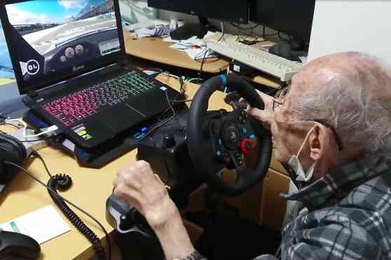 GranpaTurismo: Watch this 93-year old enjoy popular racing games image
