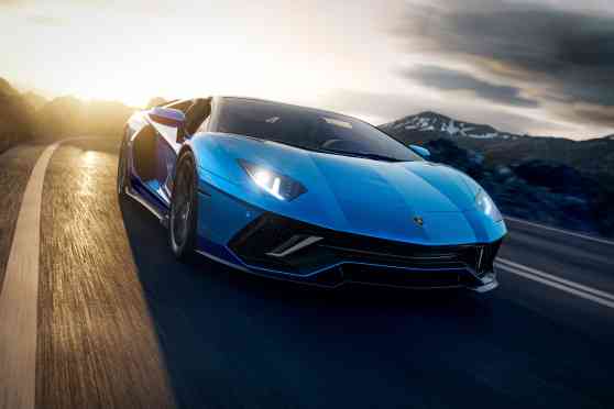 Lamborghini says goodbye to N/A V12s with Aventador Ultimae image