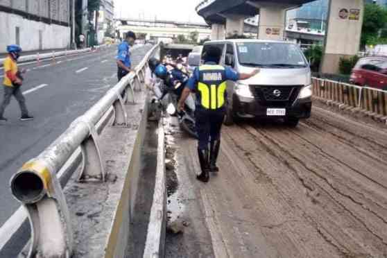 Is someone intentionally dumping mud along EDSA? image