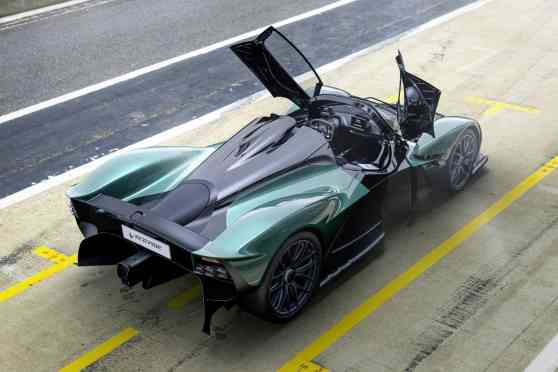 Aston Martin Valkyrie Spider: 1,155 HP of open-top fun image