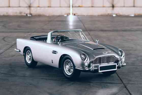 James Bond Jr: Mini Aston Martin DB5 has working gadgets image