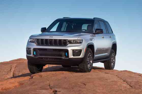 2022 Jeep Grand Cherokee can conquer any terrain image