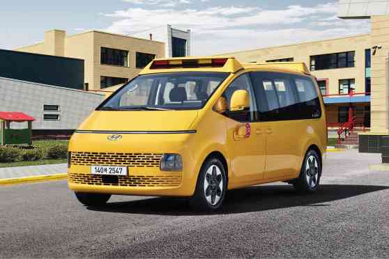 Hyundai turns Staria into a bright yellow schoolbus image