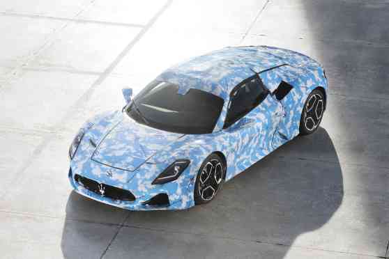 Maserati reveals first images of MC20 Cabrio prototype image