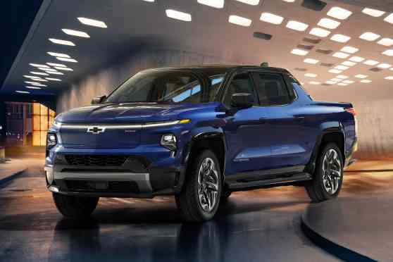 Chevy reveals electric 2024 Silverado image