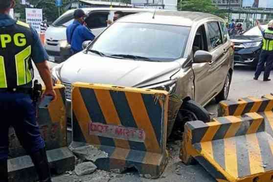 MMDA studies bollards in lieu of concrete barriers on EDSA image