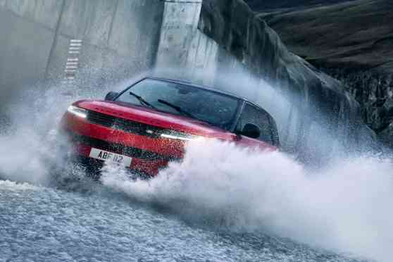 2023 Range Rover Sport can take on 40-degree slopes + water image