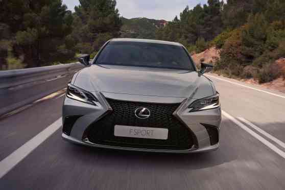 2023 Lexus ES swaps center touchpad for cupholders image