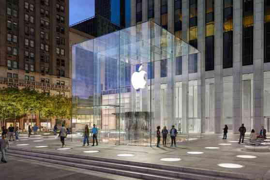 Apple nabs Lamborghini engineer to steer EV program image