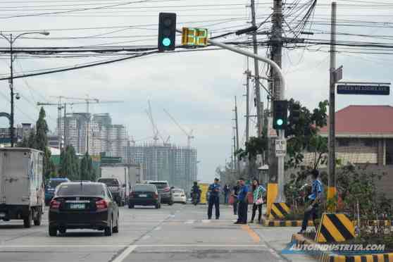MMDA to swap stoplight timers for traffic-sensing system image