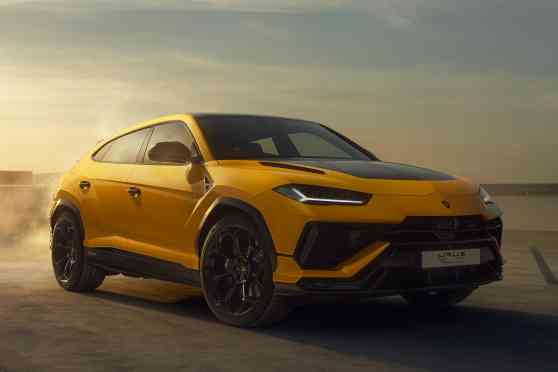 Less weight, more HP: Lamborghini debuts 2023 Urus Performante image