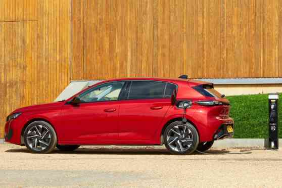 Peugeot boosts battery production to expand EV lineup image