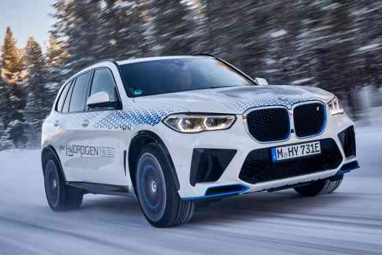 BMW says iX5 Hydrogen can crank out up to 374 PS image