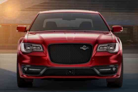 Chrysler sends-off 2023 300C with 6.4L HEMI V8 image