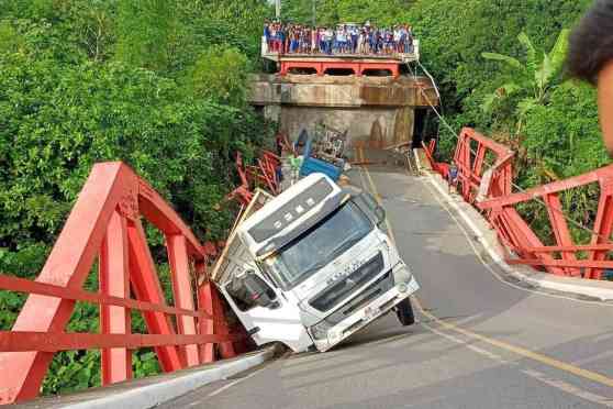 Carlos P. Romulo Bridge in Pangasinan has fallen down image