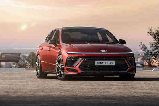 Sleek 2024 Hyundai Sonata gets more than a facelift image
