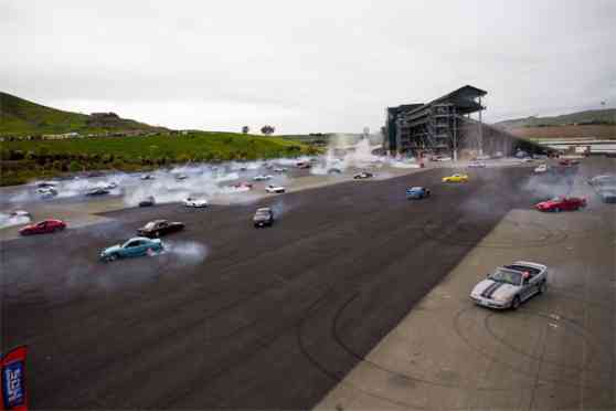 75 cars do donuts to set a new World Record image