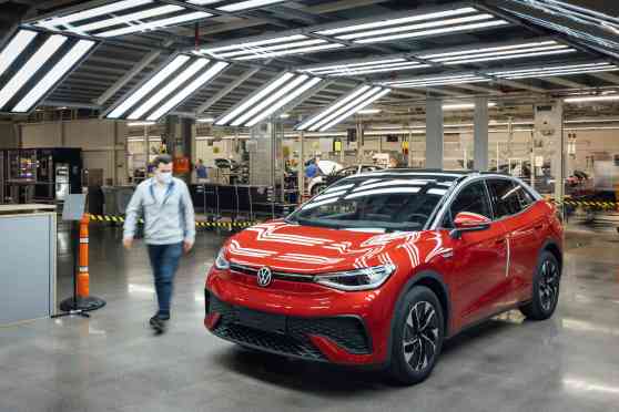 VW, SAIC joint venture to build more EVs for China image