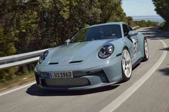 Porsche 911 S/T is a lighter GT3 RS with a manual gearbox image