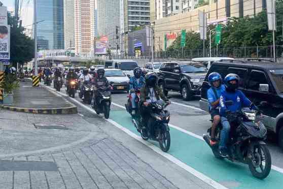 MMDA mulls sharing EDSA bike lane with motorcycles image