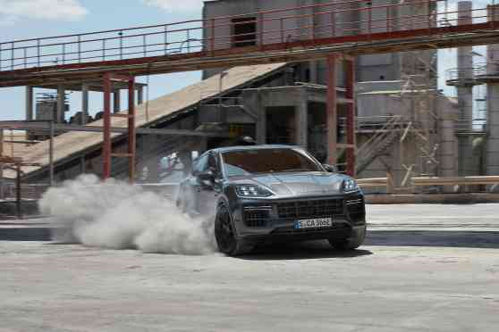 2024 Porsche Cayenne Turbo E-Hybrid packs more power than 911 GT2 RS image