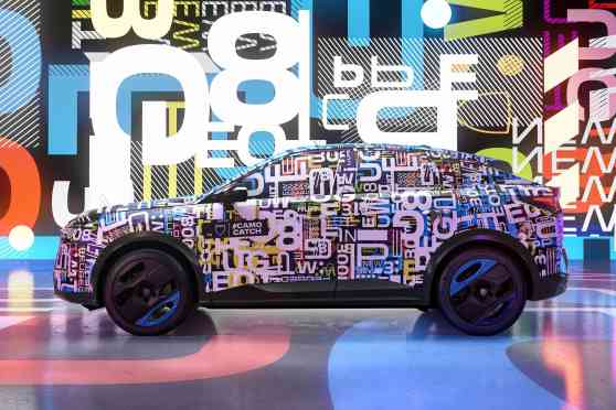 Peugeot teases hip and high-tech E-3008 image