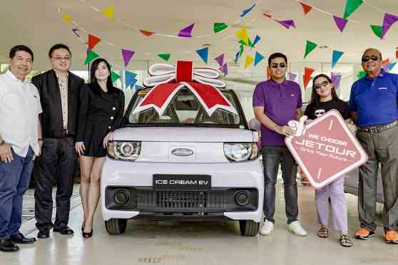 Two lucky golfers take home a Jetour Ice Cream EV image