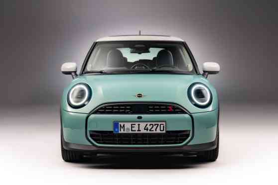 Mini debuts 2025 Cooper hatch with ICE power image