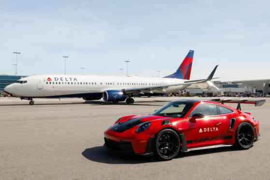 This Porsche 911 GT3 RS is on duty for your connecting flight image