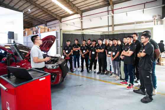 Training new technicians for Kia's dealership network image