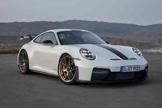 2025 Porsche 911 GT3: 6-speed manual lives on with 992.2 image