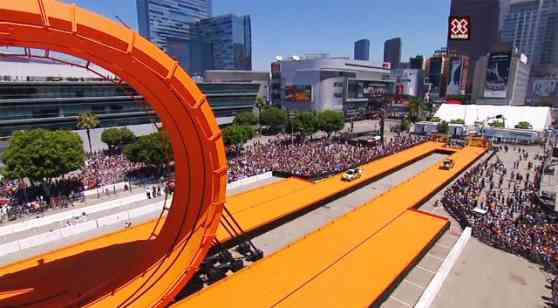 Team Hot Wheels sets Guinness World Record for double loop dare stunt image