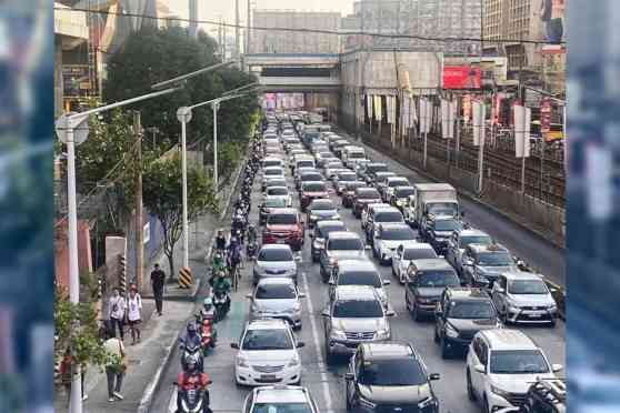 7:00 AM to 4:00 PM gov't office hours proposed by MMDA to ease EDSA traffic image