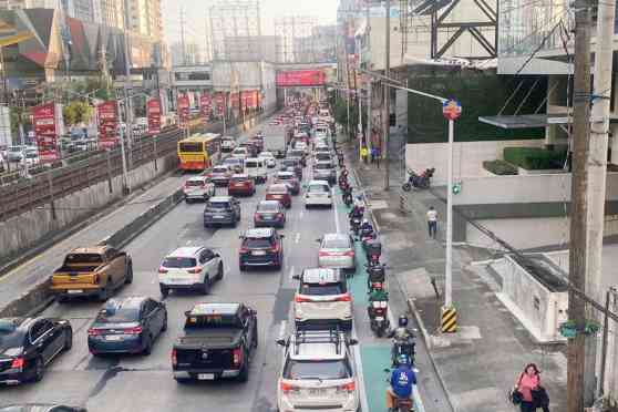 DILG head suggests road fee for EDSA image