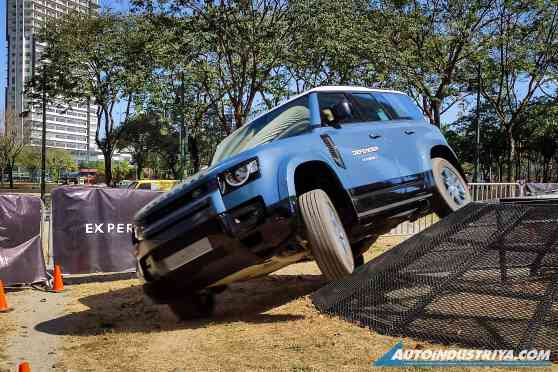 Go on a 4x4 adventure this weekend in the Defender Experience image