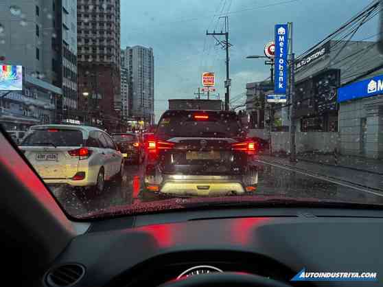 What you should and shouldn't do when driving in heavy rain image