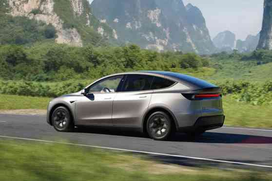 Longer, taller Tesla Model Y L revealed with seating for six image