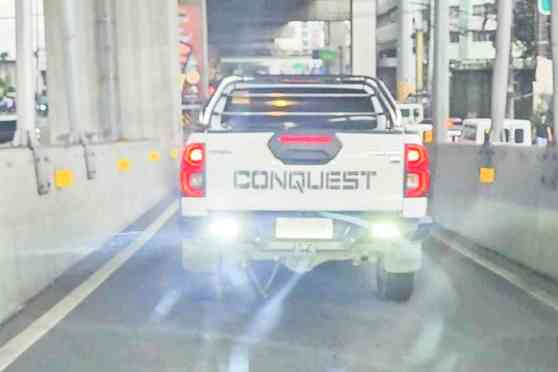 Driver with blinding tail lights suspended for 3 months image