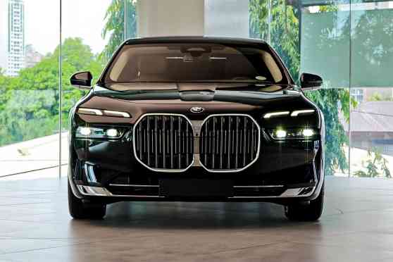 BMW 750e xDrive plug-in hybrid is yours for PHP 7.99M image