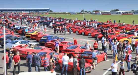 Parade of nearly 1000 Ferraris sets Guinness World Record image