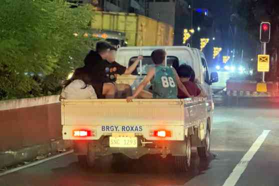 LTO summons government vehicle driver for carrying passengers on pickup bed image