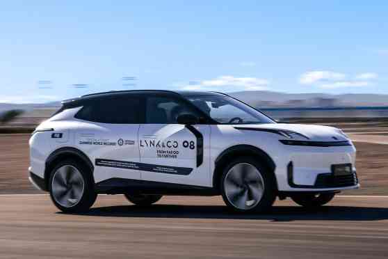 Lynk & Co 08 proves its efficiency, range in two Guinness World Record runs image
