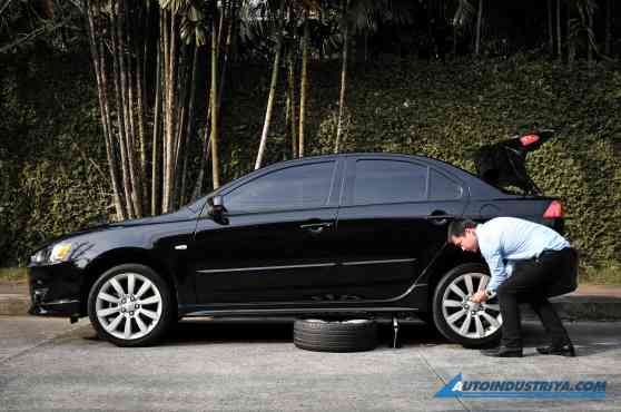 Never a flat moment: How to safely change your flat tire image