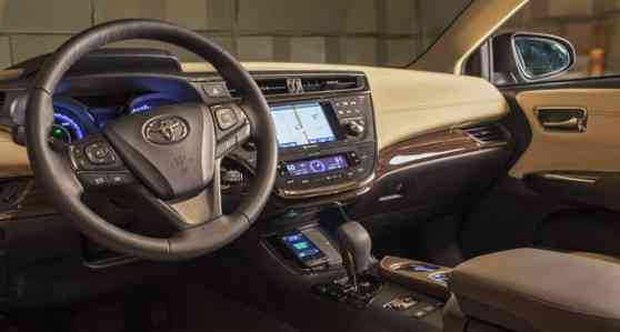 Denso develops first vehicle-integrated wireless mobile phone charger image